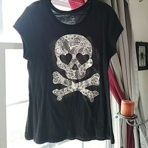 Black skull t-shirt.